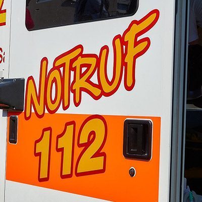 Notruf 112 Tür eines Rettungsfahrzeugs mit der Aufschrift Notruf 112